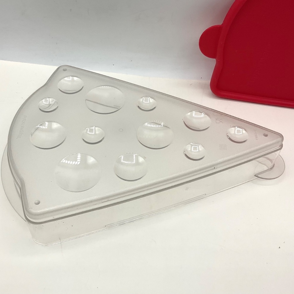 Tupperware Red Keep-N-Heat Pizza Container - Picture 3 of 4